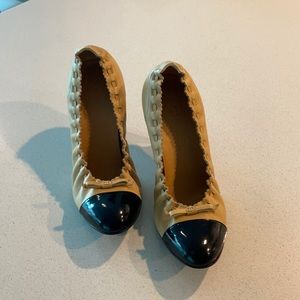 CHANEL
Beige/Black Lambskin Leather Cap Toe Platform Pumps Size 38